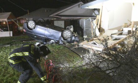 <strong>Car slams into Los Banos home</strong>