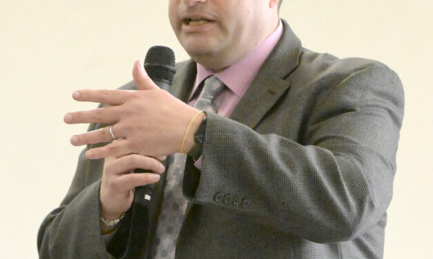 Dos Palos school board discusses maintenance, cell phones, welcomes new assistant superintendent